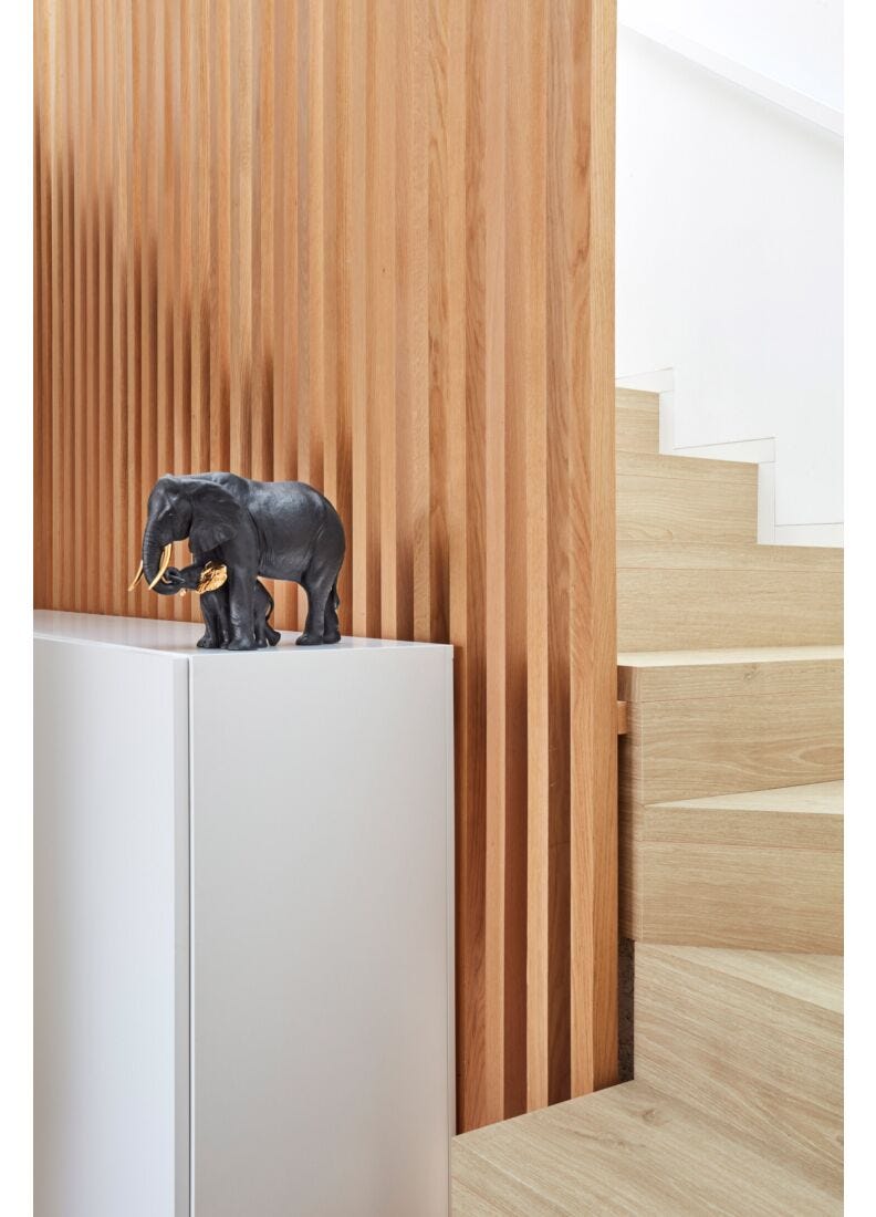 Lladro Leading the way (black - gold) - Araco Interiors