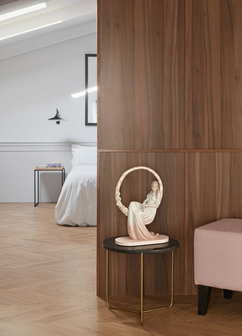 Lladro In her thoughts - Araco Interiors